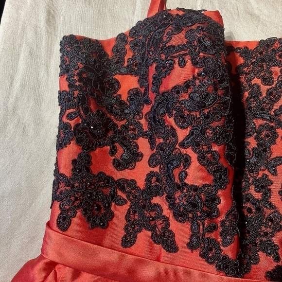 Dave & Johnny Red Dress Black Floral Applique Size 7/8 Knee Length Short Formal - Picture 3 of 7